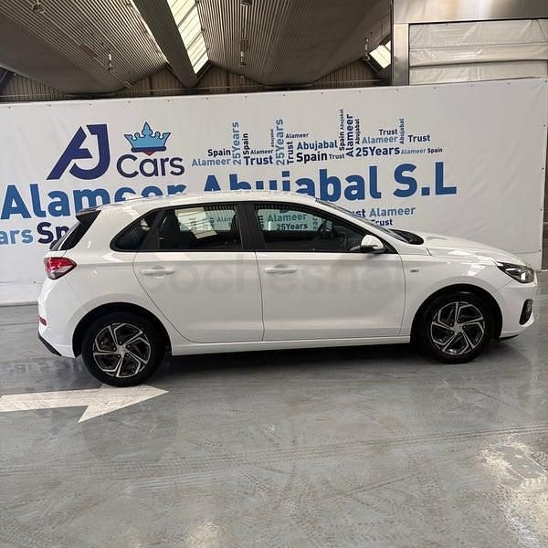 Usado Hyundai i30 120 CV (88 kW) 2021 Blanco Berlina