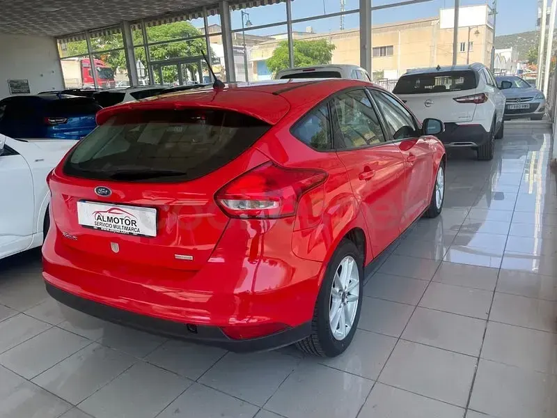 Usado Ford Focus Trend 125 CV (91 kW) 2018 Rojo Berlina
