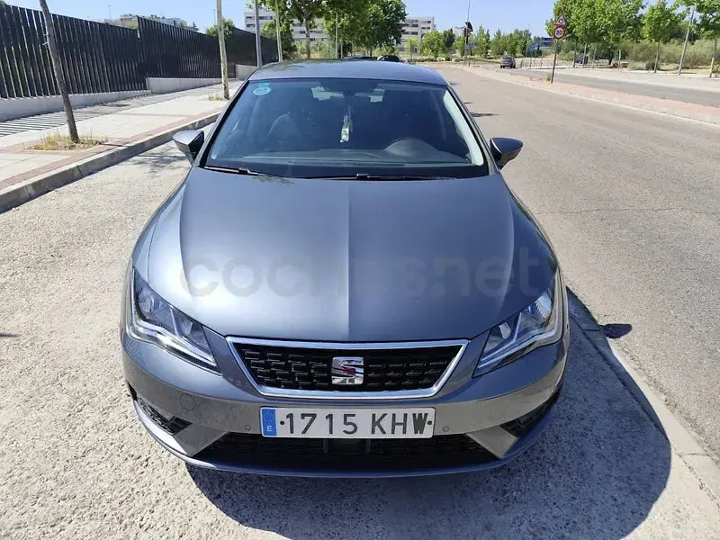 Usado Seat Leon Style 110 CV (80 kW) 2018 Gris / plata Berlina