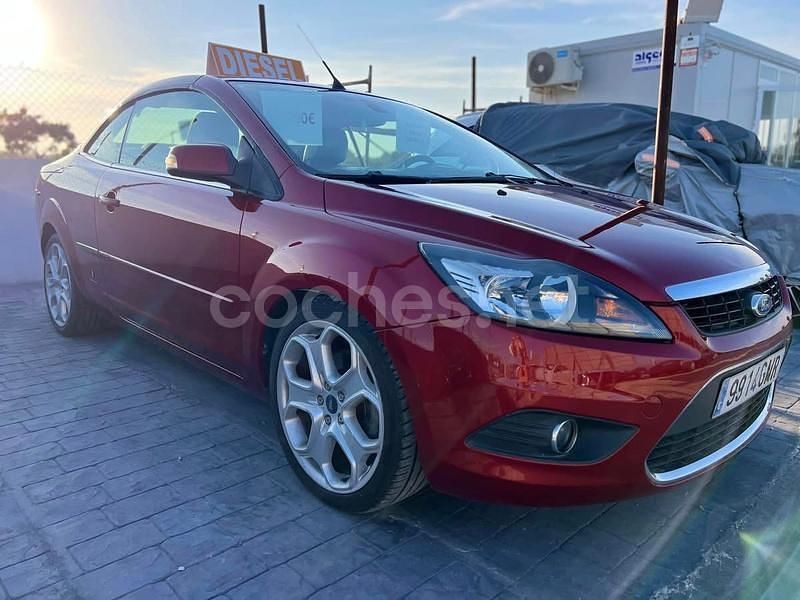 Usado Ford Focus Cabriolet Titanium 136 CV (100 kW) 2008 Granate Descapotable