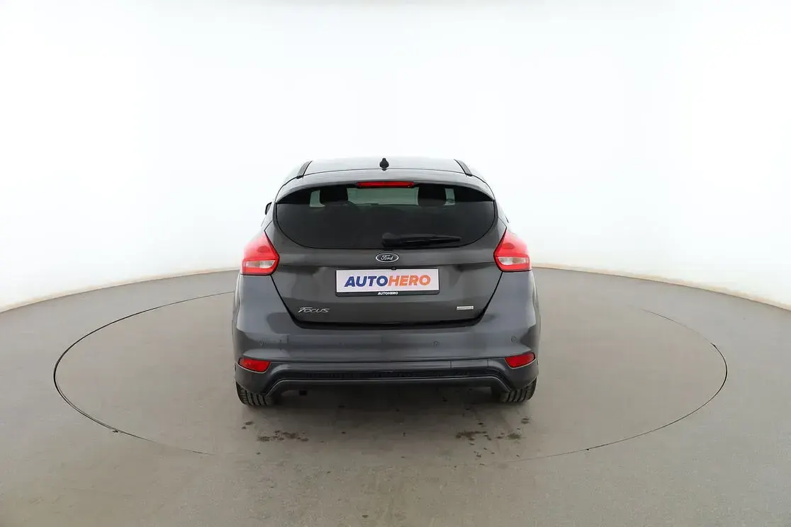 Usado Ford Focus ST-Line 125 CV (91 kW) 2018 Gris Berlina