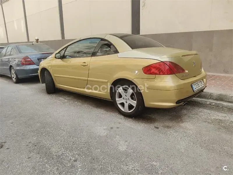 Usado Peugeot 307 CC 138 CV (101 kW) 2004 Amarillo Descapotable