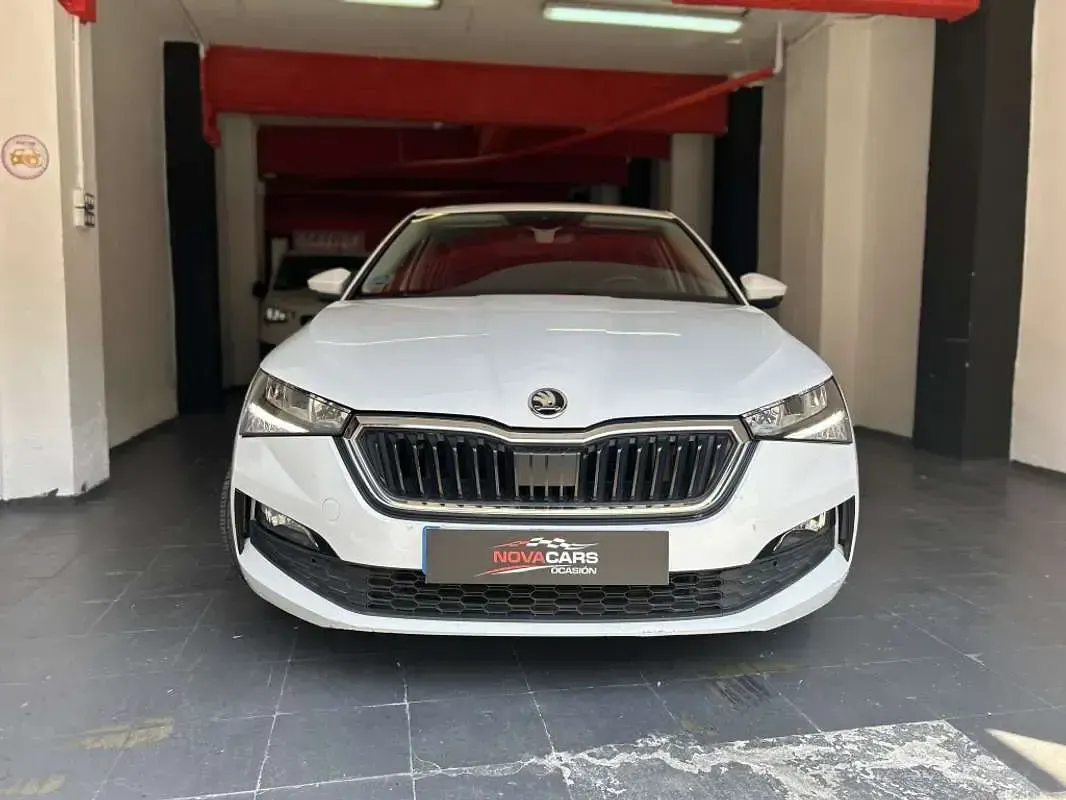 Usado Skoda Scala Active 110 CV (80 kW) 2021 Blanco Utilitario
