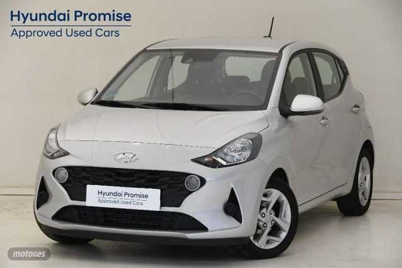 Usado Hyundai i10 67 CV (49 kW) 2023 New sleek silver Utilitario