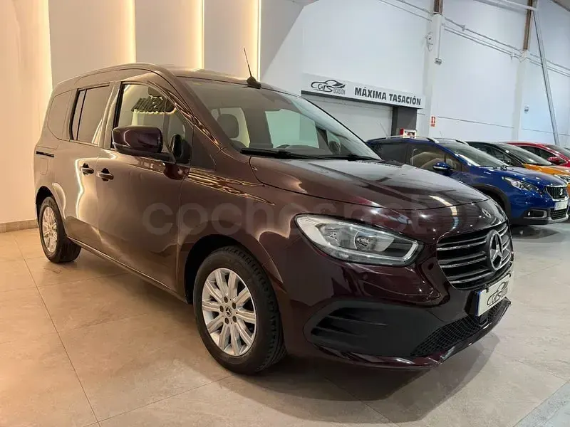 Usado Mercedes T180 116 CV (85 kW) 2023 Violeta / lila Monovolumen