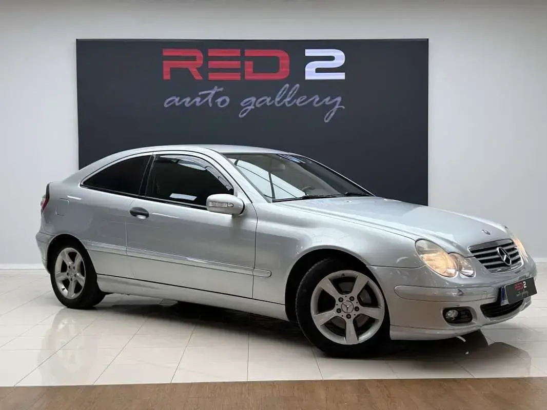 Usado Mercedes C180 Avantgarde 143 CV (105 kW) 2005 Plateado Berlina