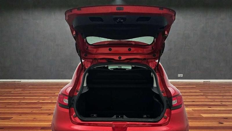 Usado Renault Clio IV Dynamique 90 CV (66 kW) 2015 Rojo Utilitario