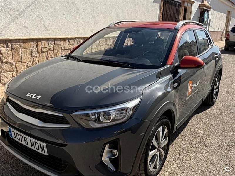 Usado Kia Stonic 84 CV (61 kW) 2023 Gris / plata SUV