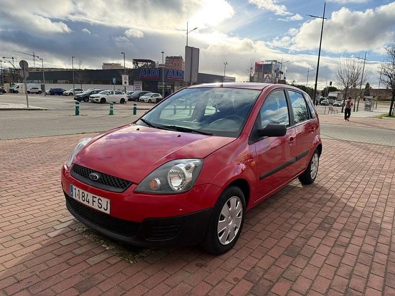 Usado Ford Fiesta Futura 80 CV (58 kW) 2008 Rojo Utilitario