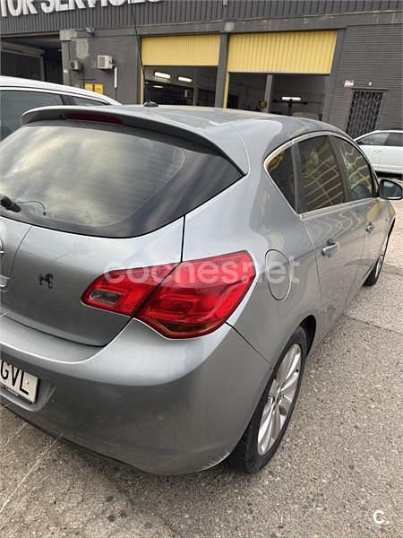 Usado Opel Astra Cosmo 115 CV (84 kW) 2010 Gris / plata Berlina