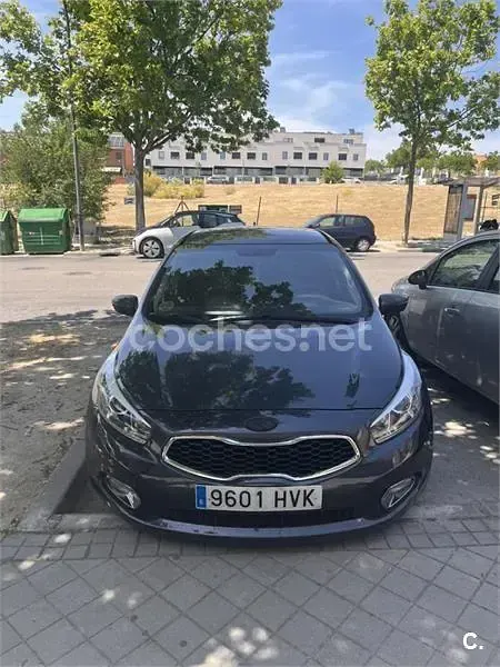 Usado Kia Ceed GT 128 CV (94 kW) 2014 Gris / plata Berlina
