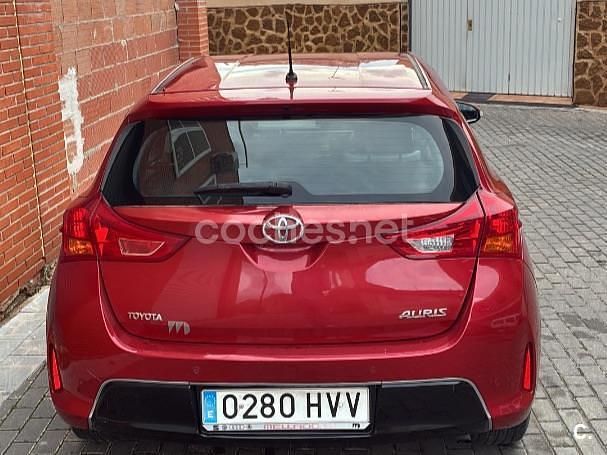 Usado Toyota Auris Active 90 CV (66 kW) 2014 Rojo Berlina