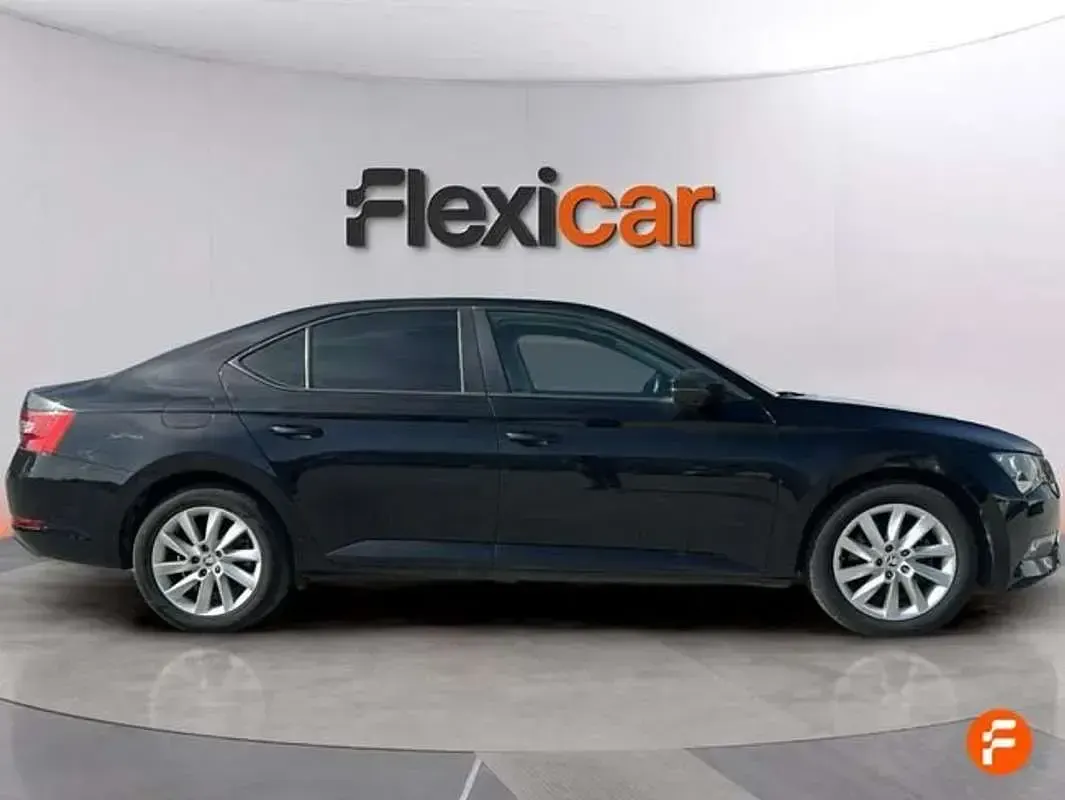 Usado Skoda Superb Active 150 CV (110 kW) 2018 Negro Familiar