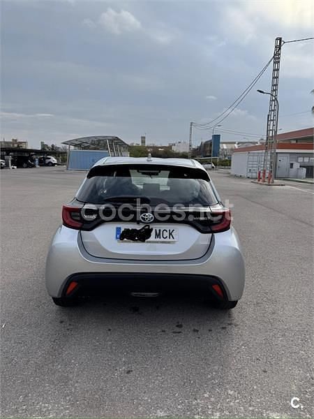 Usado Toyota Yaris Hybrid Active 116 CV (85 kW) 2022 Gris / plata Berlina