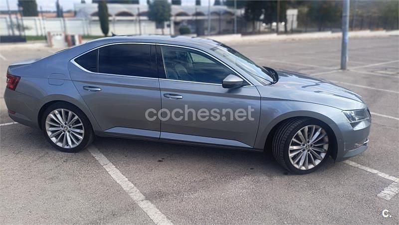 Usado Skoda Superb Style 150 CV (110 kW) 2015 Gris / plata Berlina