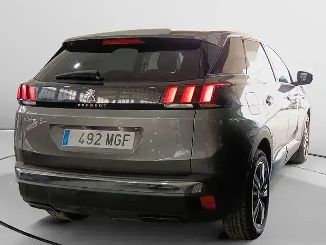 Usado Peugeot 3008 Allure 131 CV (96 kW) 2023 Gris SUV