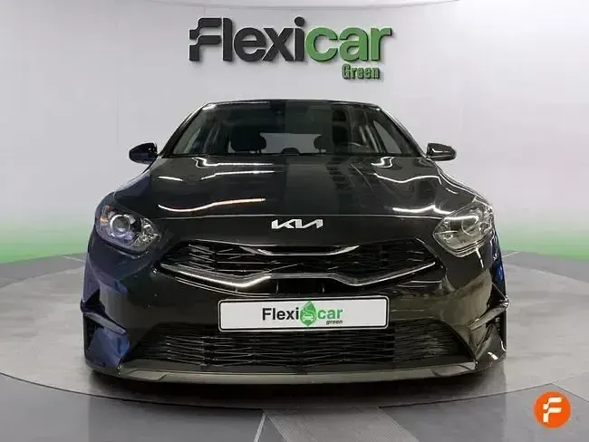Usado Kia Ceed 136 CV (100 kW) 2023 Negro Utilitario
