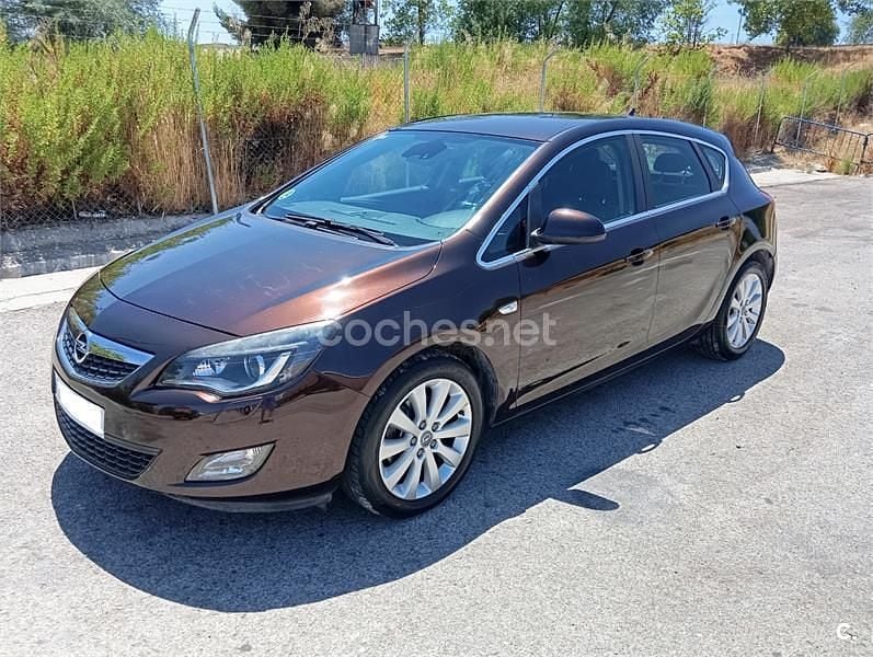 Usado Opel Astra Excellence 110 CV (80 kW) 2013 Marrón Berlina