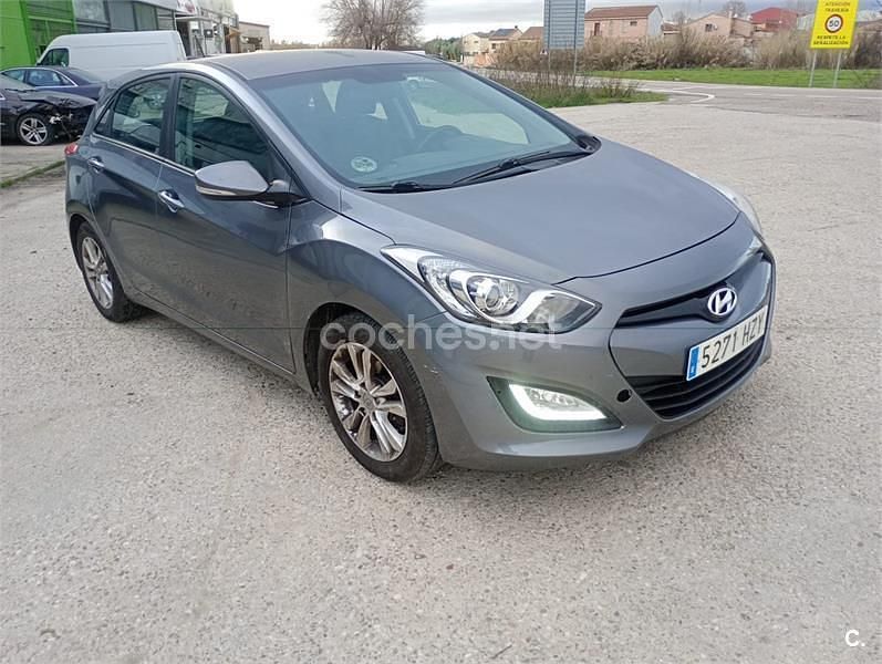 Usado Hyundai i30 110 CV (80 kW) 2014 Gris / plata Berlina