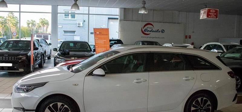 Usado Kia Ceed 101 CV (74 kW) 2025 Deluxe white Utilitario