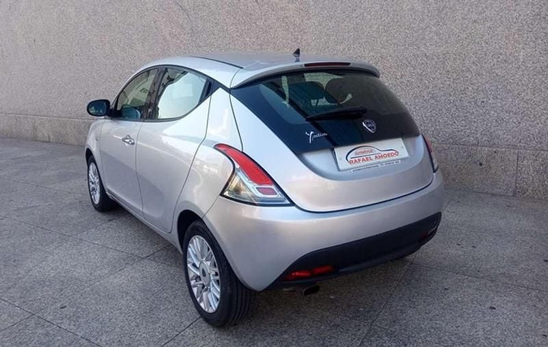 Usado Lancia Ypsilon Gold 69 CV (50 kW) 2013 Plateado Utilitario