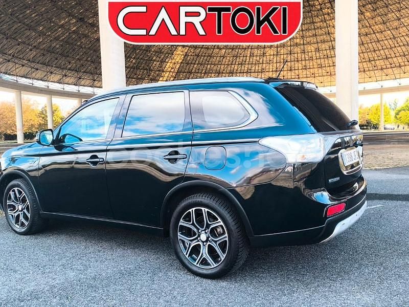 Usado Mitsubishi Outlander P-HEV 203 CV (149 kW) 2015 Negro SUV