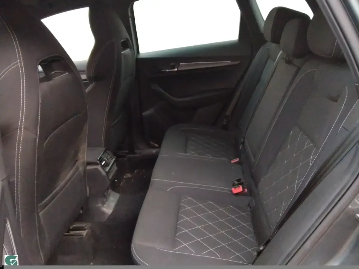 Usado Skoda Karoq SportLine 150 CV (110 kW) 2023 Gris/plata SUV