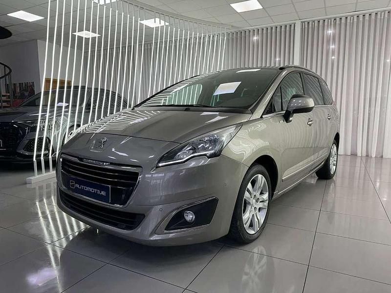 Usado Peugeot 5008 Style 120 CV (88 kW) 2017 Beige Monovolumen
