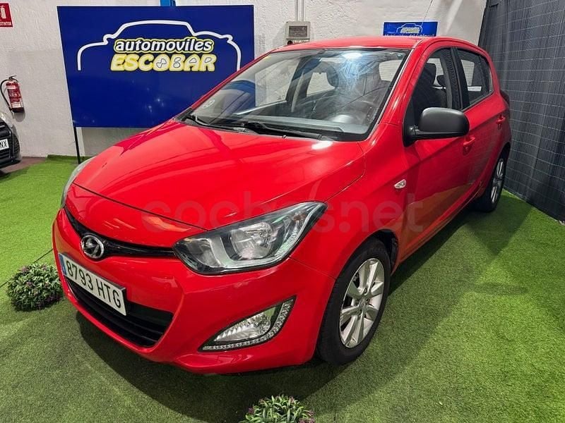 Usado Hyundai i20 90 CV (66 kW) 2013 Rojo Utilitario