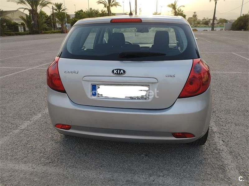 Usado Kia Ceed Active 115 CV (84 kW) 2007 Gris / plata Utilitario