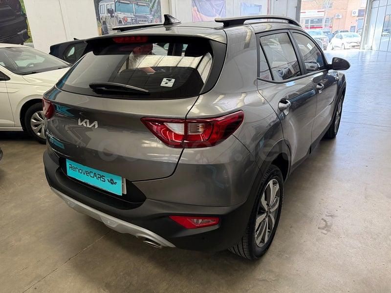 Usado Kia Stonic 100 CV (73 kW) 2025 Gris / plata SUV