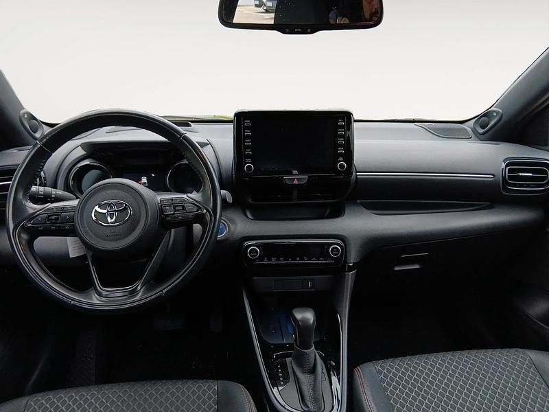 Usado Toyota Yaris Hybrid Plus 120 CV (88 kW) 2021 Rojo