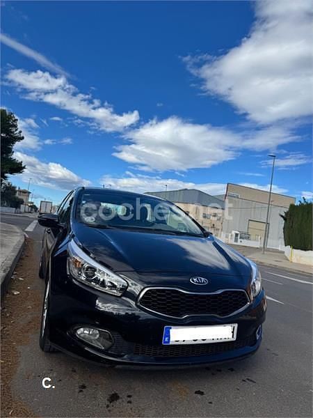 Negro Usado 2014 Kia Ceed GT Berlina | 8000 € (Precio justo) - Imagen 1/4