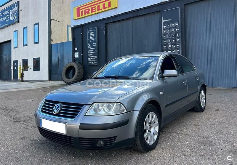 Gris / plata Usado 2004 VW Passat Advance Berlina | 3000 € (Precio justo) - Imagen 1/4