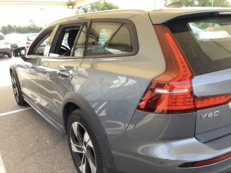 Usado Volvo V60 CC 197 CV (144 kW) 2021 Gris / plata Familiar