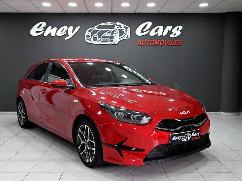 Usado Kia Ceed Style 120 CV (88 kW) 2023 Granate Utilitario