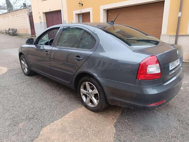 Usado Skoda Octavia Active 105 CV (77 kW) 2012 Gris Utilitario