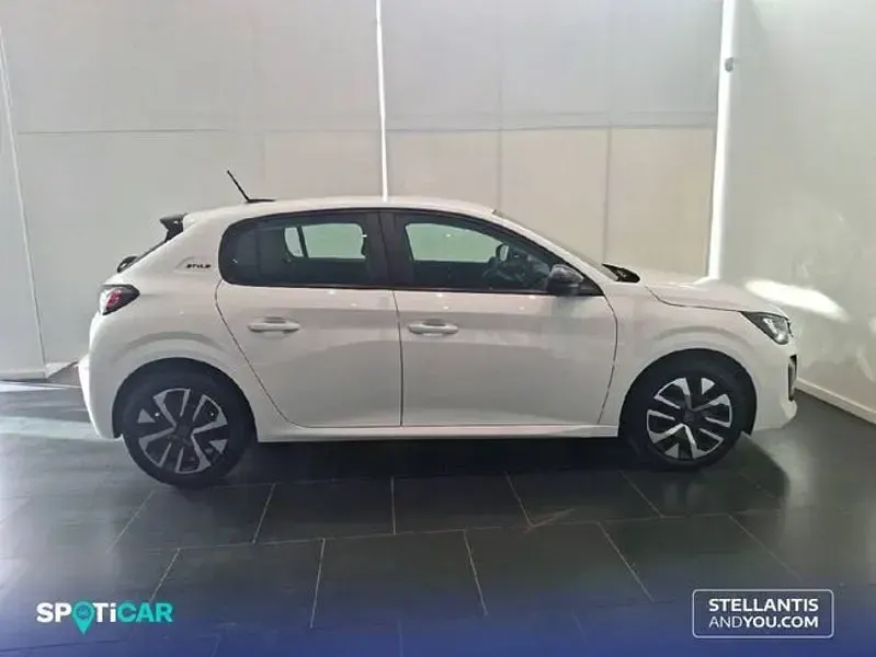 Usado Peugeot 208 Style 100 CV (73 kW) 2025 Blanco Utilitario