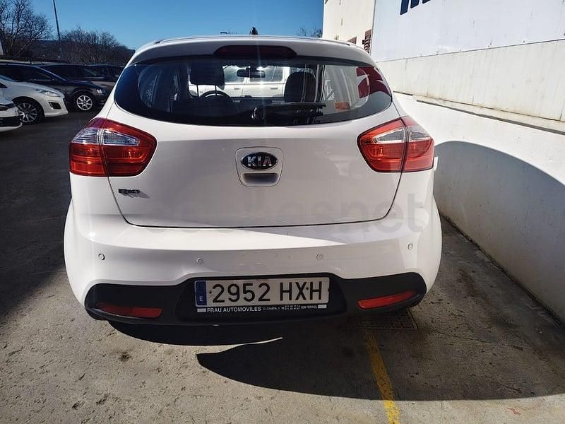 Usado Kia Rio 85 CV (62 kW) 2014 Blanco Berlina