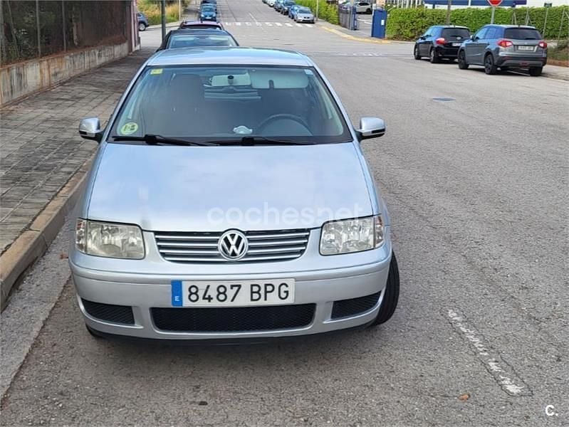 Gris / plata Usado 2001 VW Polo Trendline Berlina | 2500 € (Precio justo) - Imagen 1/4