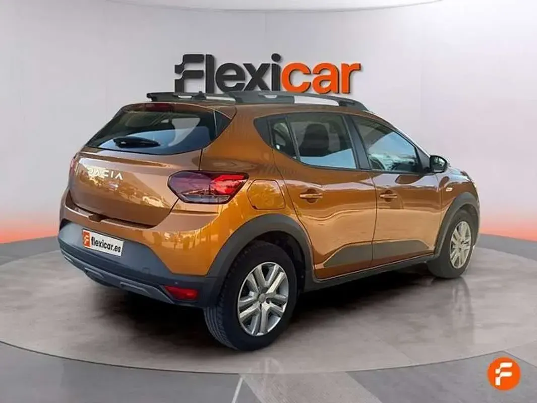 Usado Dacia Sandero Essentiel 91 CV (66 kW) 2021 Naranja Utilitario