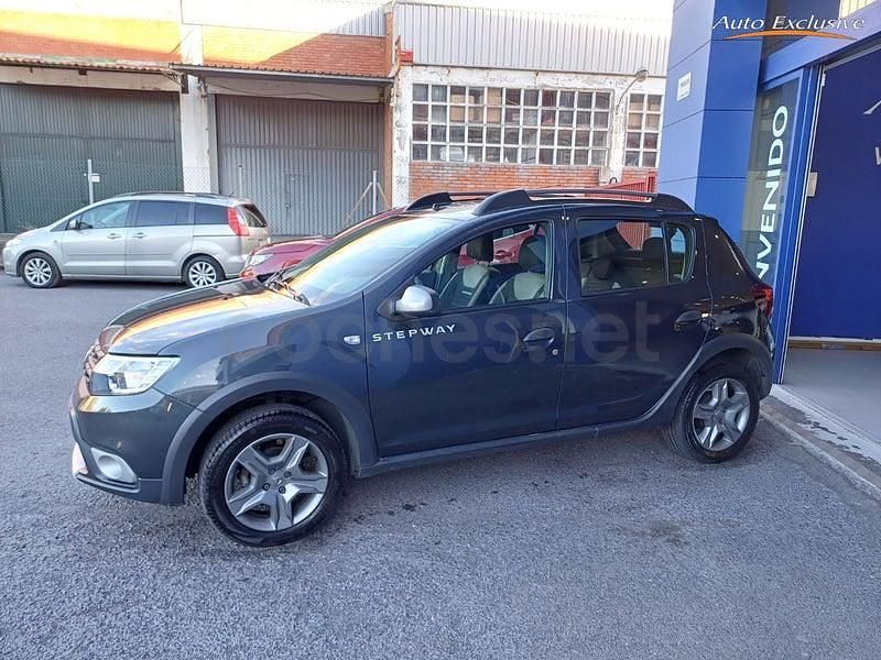 Usado Dacia Sandero Essentiel 90 CV (66 kW) 2020 Gris / plata Berlina