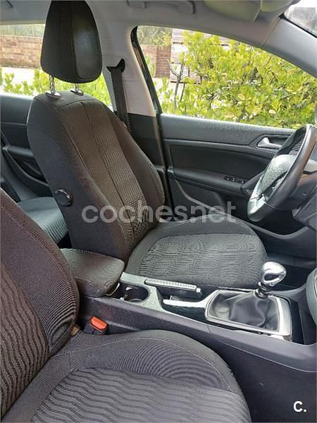 Usado Peugeot 308 Access 130 CV (95 kW) 2015 Negro Berlina