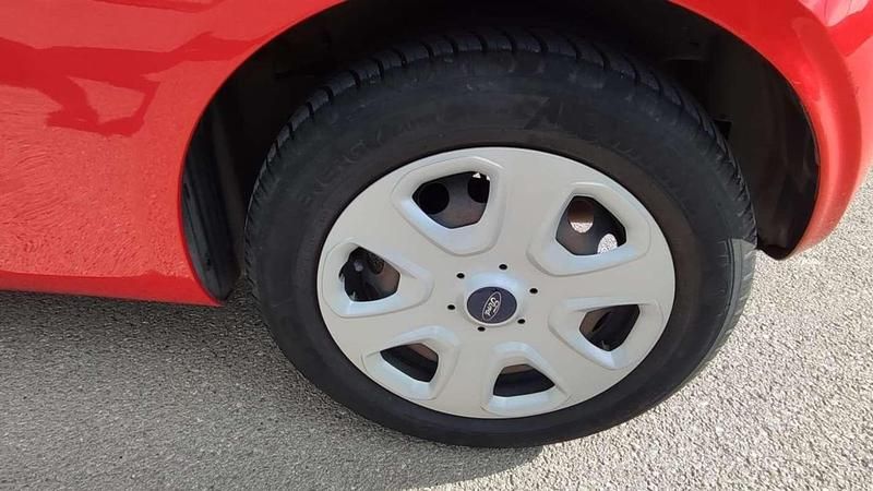 Usado Ford Ka S 69 CV (50 kW) 2015 Rojo Utilitario