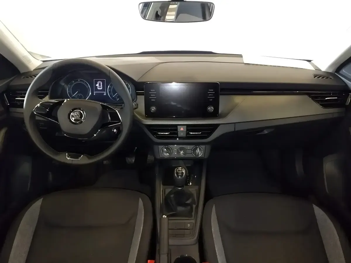 Usado Skoda Kamiq Active 95 CV (69 kW) 2022 Azul SUV