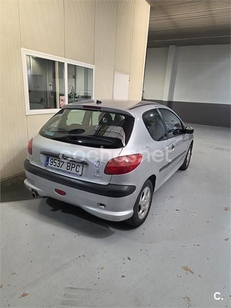 Usado Peugeot 206 75 CV (55 kW) 2001 Gris / plata Berlina