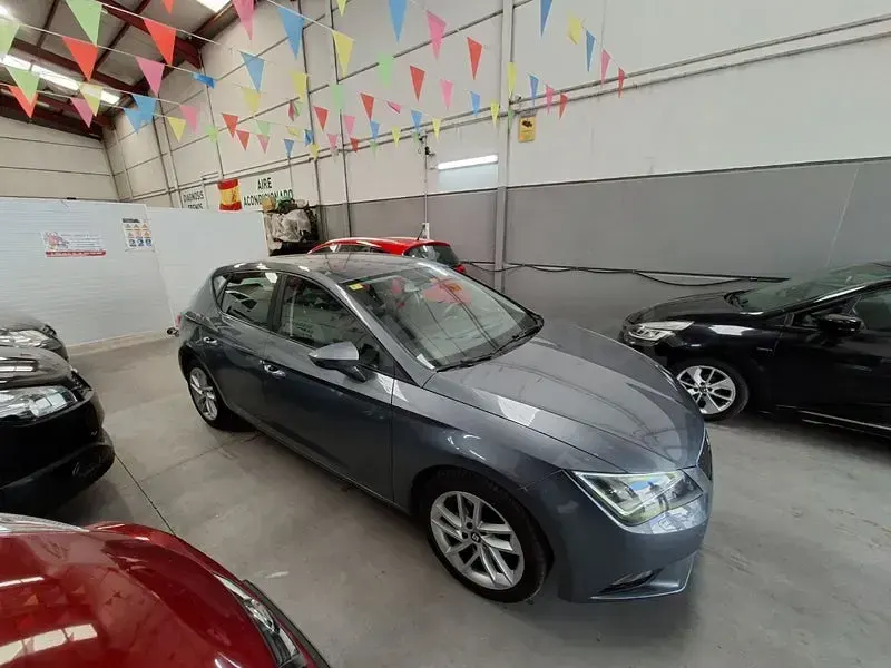 Begagnad Seat Leon Style 140 HK (102 kW) 2013 Grå Sedan