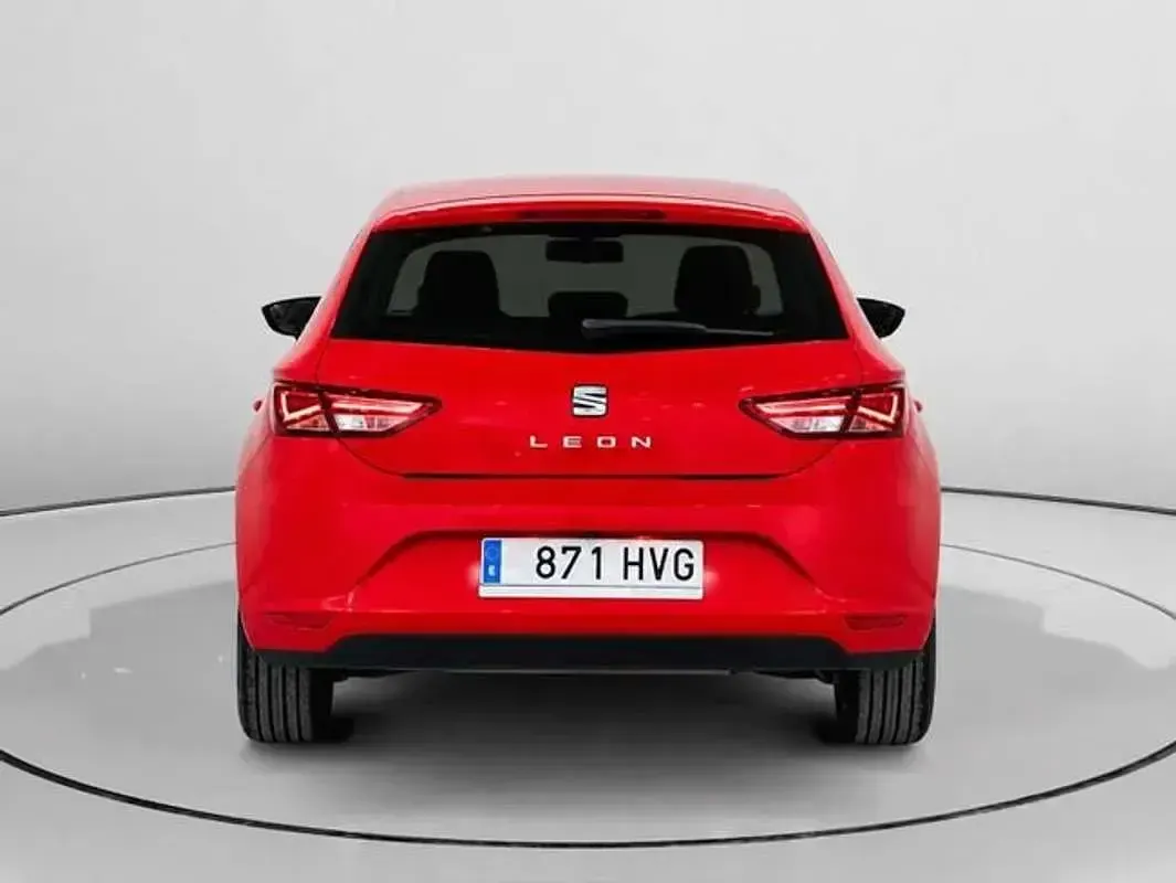 Usado Seat Leon Reference 105 CV (77 kW) 2014 Rojo Utilitario