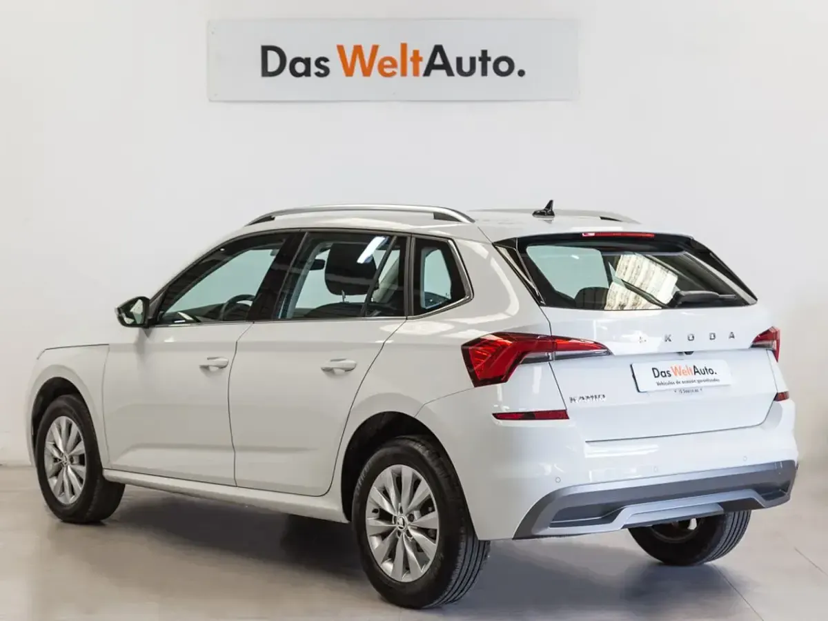 Usado Skoda Kamiq Ambition 110 CV (80 kW) 2022 Blanco SUV