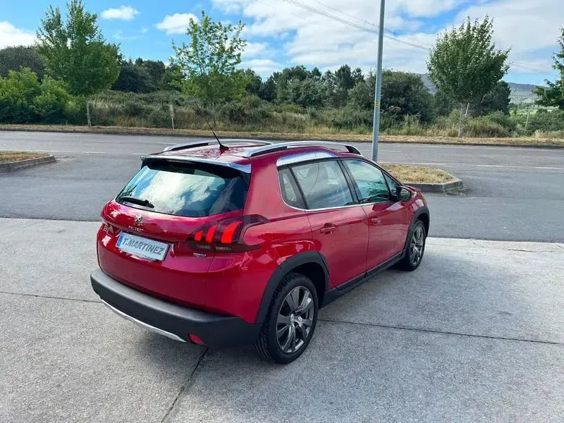 Usado Peugeot 2008 Allure 120 CV (88 kW) 2016 Granate SUV